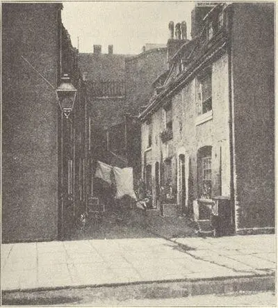 Green Dragon Yard London Going through Whitechapel London about the time we - фото 7