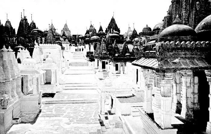 12 THE CITY OF THE GODS PALITANA These heavens recall the Grecian Islands of - фото 5