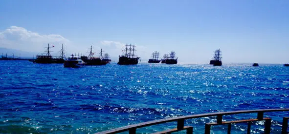 Теплая страна расположившаяся промеж нескольких морей Она с радостью - фото 2