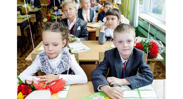 Светлое ничем не омрачённое детство глядело на Лину со страниц слегка - фото 2