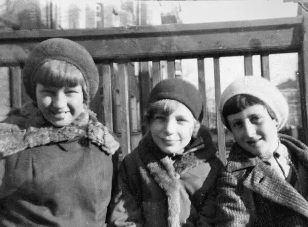 1938 год Одноклассницы Зоя в центре У нас была стопроцентно советская - фото 10