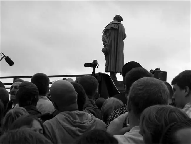 На сцену упала кулиса С Р На сцену упала кулиса в луче пропылилась - фото 1