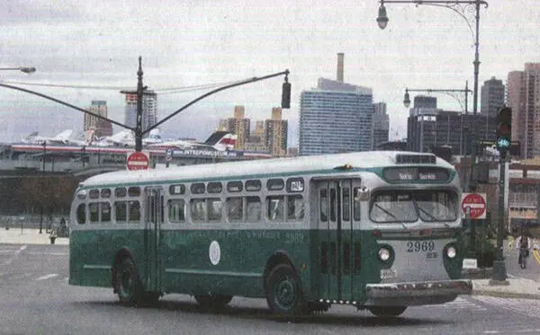 Рис 35 Автобус General Motors модели Old Look в Бруклине стилизованный под - фото 18