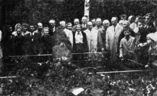 9 мая 1945 года возле могилы лейтенанта Богданова Всех этих людей привело - фото 28