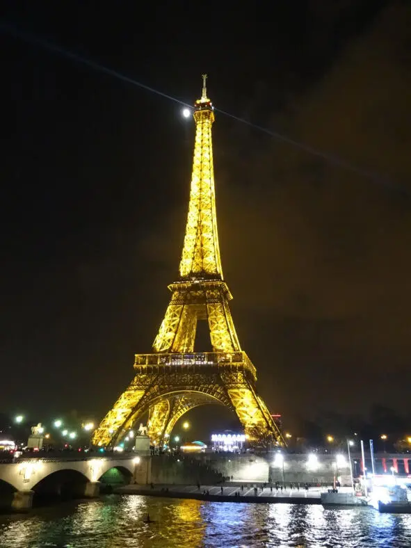 The Eiffel tower initially did not like the Parisians but eventually became - фото 5