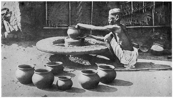 Potter and his wheel 2 Caste subdivisions The Kumhārs have a number of - фото 2