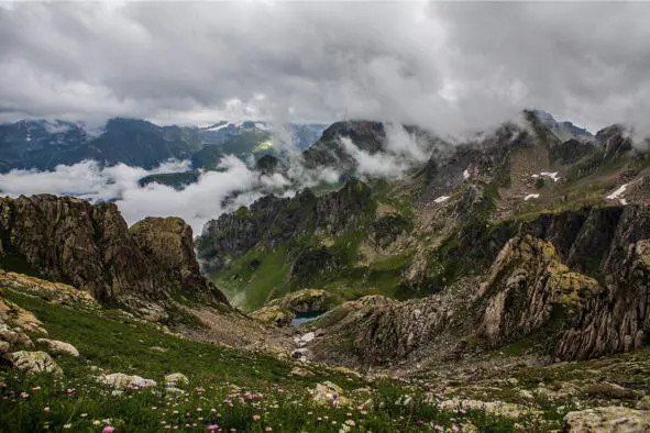 С вершины видно Чедымское озеро Фото Тенгиза Тарба Северный склон перевала - фото 12