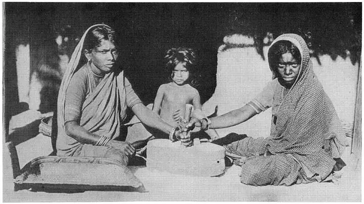 Gond women grinding corn 3 Derivation of name and origin of the Gonds The - фото 1