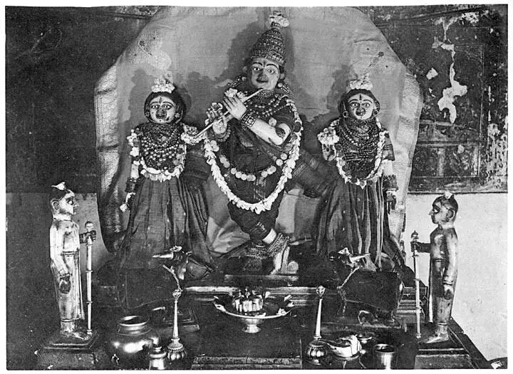 Image of Krishna as Murlidhar or the fluteplayer with attendant deities 11 - фото 4