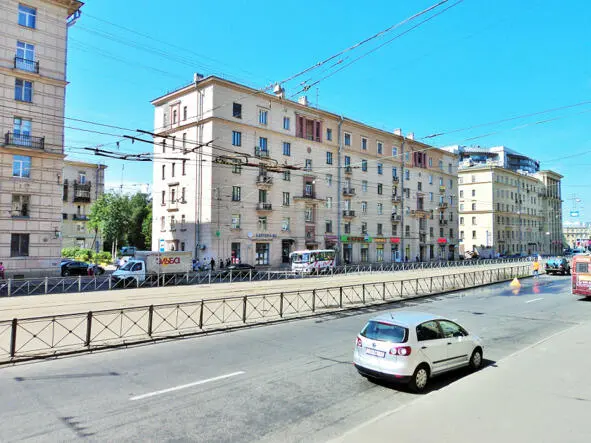 Фасад Раньше на первом этаже дома в левом крыле было отделение почты В правом - фото 13
