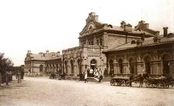 Вокзал Вид с площади Железнодорожная платформа кишела пассажирами Мужики - фото 2