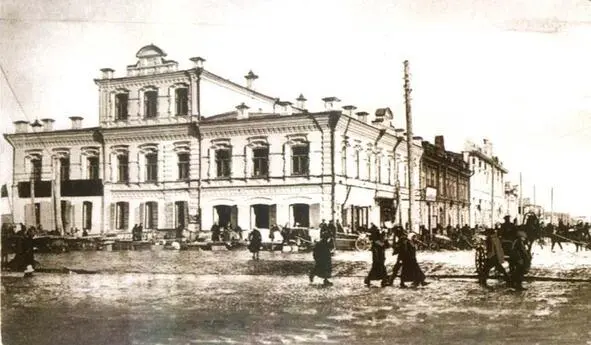 Угол ул Уфимской и ул Сибирской Дом купца Ш Ахметова Обогнули площадь с - фото 9