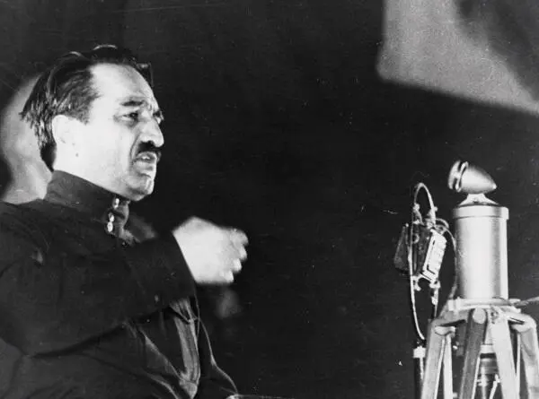 Рис 7 Нужно разбудить спящих Начало 1930х Выступает ли Микоян перед - фото 7
