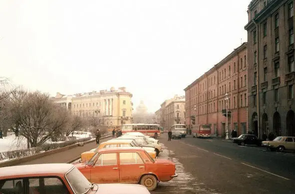 где из пустой комнаты наспех состряпали номер понатащили мебели шкаф - фото 3