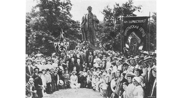 Памятник был в паре сотен шагов от Англетерра поэтому охрана была усилена и - фото 10