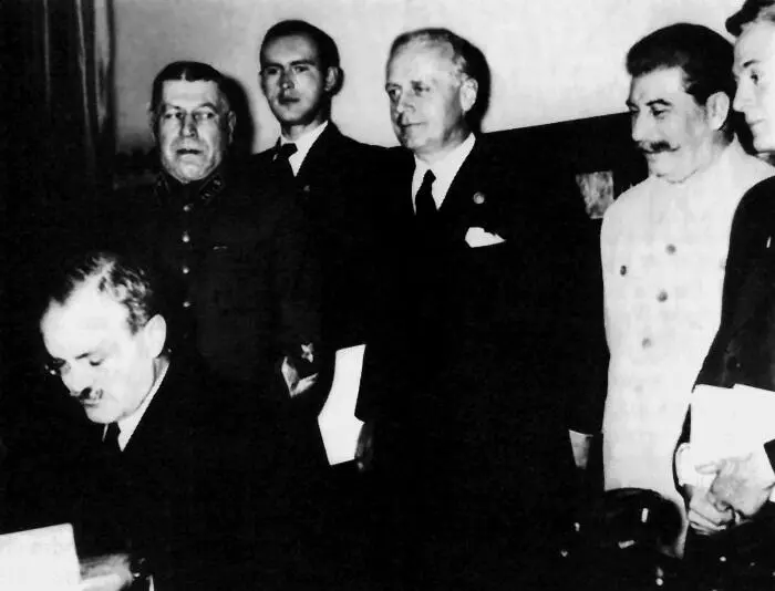 Подписание Пакта Молотова Риббентропа 1939 г Иосиф Сталин и Сергей Киров в - фото 1