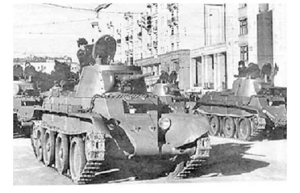 BT7 Uzbrojenie 45 mm pistolet 172 pociski jeden lub dwa karabiny - фото 21