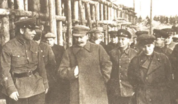 Сталин Ежов справа и сопровождающие их лица на строящемся канале Москва - фото 37