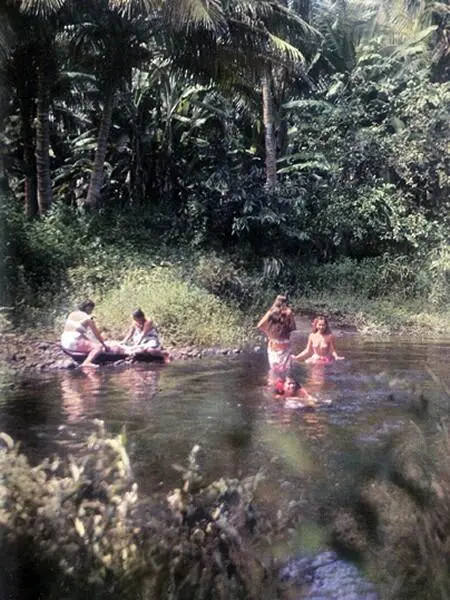 3 Теперь у таитянок нет времени часами плескаться в воде как они это делали - фото 7