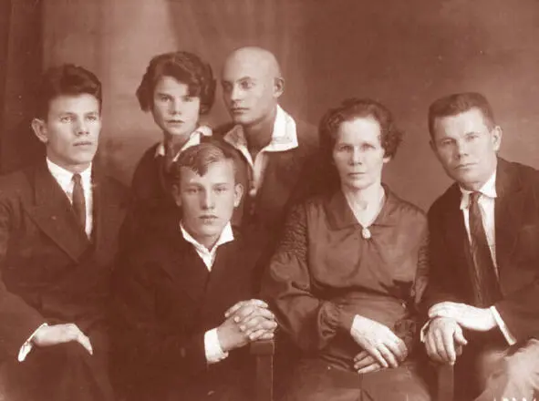 Наша семья 1935 год Жили мы с Васей дружно он очень много читал но и - фото 11