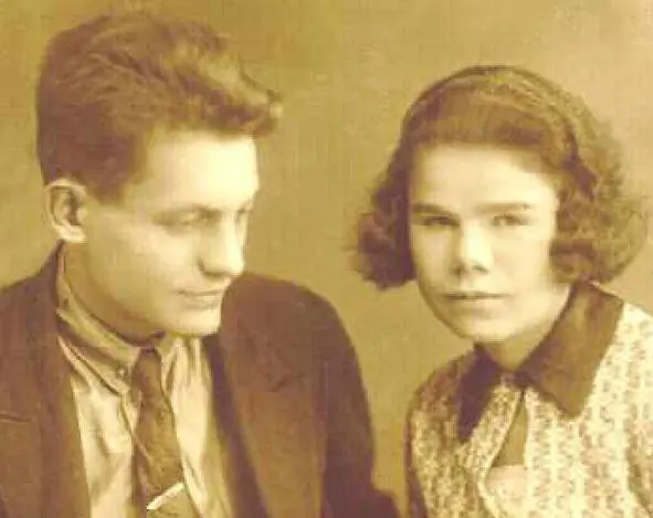 С Васей сентябрь 1933 года С тех пор Вася остался у нас на Пролетарской Мы - фото 10