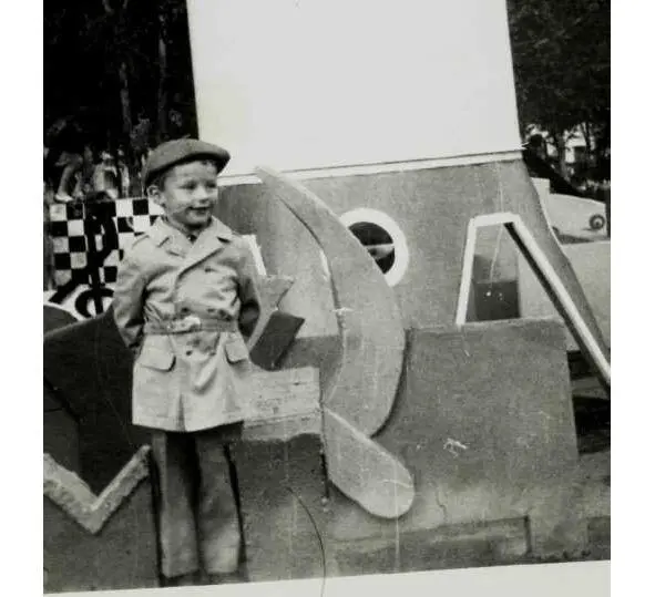 Наш сын Юра на детской площадке в парке в период жизни у бабушки в Украине - фото 8