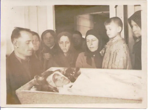 Похороны бабушки Справа налево Кока сестра Руфа мама ее двоюродная сестра - фото 4