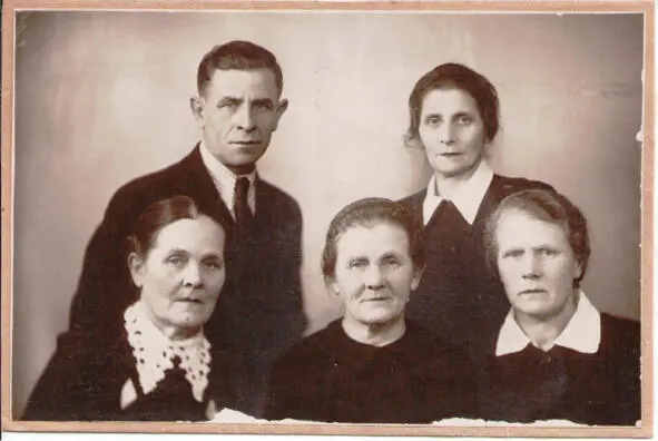 На этой фотографии изображены их дети Вверху Павел Андреевич со своей женой - фото 10