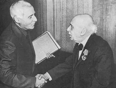 К Симонов и П Антокольский на юбилейном вечере П Антокольского 1 июля 1976 - фото 11