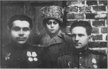 СевероКавказский фронт Слева направо Н А Щелоков его помощник капитан - фото 41