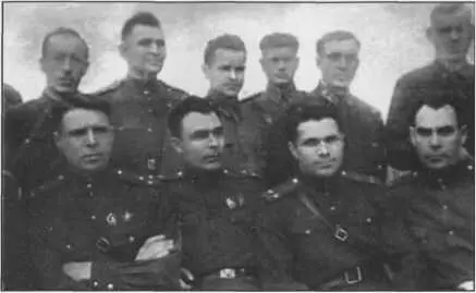 г Краснодар 1943 г Слева направо К С Грушевой Л И Брежнев Н А - фото 42