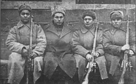 Н А Щелоков с лучшими снайперами дивизии Н А Щелоков 1944 г вверху - фото 47