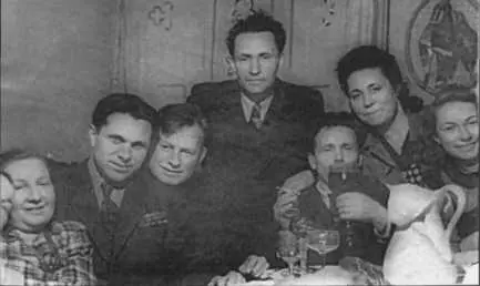 Н А Щелоков со своим бывшим заместителем В Н Бекасовым третий слева 1946 - фото 50