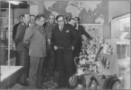 Во время поездки в Ленинград Начальник Академии МВД СССР С М Крылов - фото 117