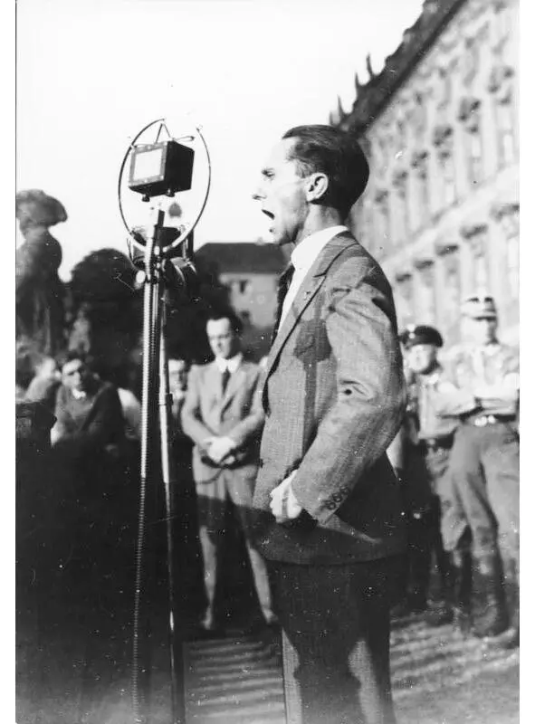 The rise and fall of Joseph Goebbels His talents in skilfully staging speeches - фото 1