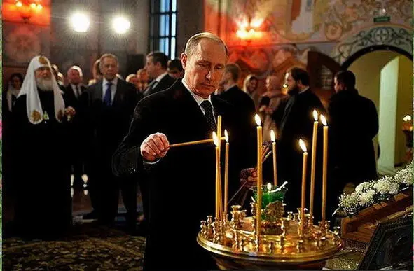 Живет народ на Руси не тужит Наш правитель его сильно любит Вот на днях - фото 10