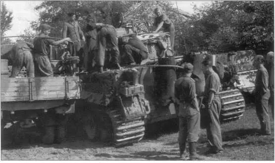 Загрузка боекомплекта в танк Тигр I На башне виден знак воздушного - фото 97