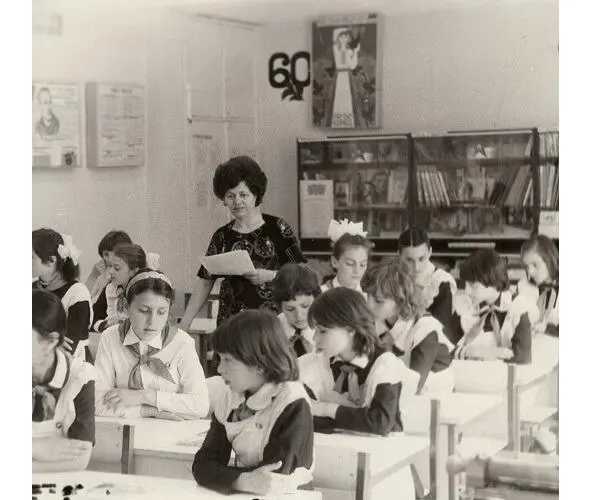 Cabinetul exemplar de limba rusa scoala 25 Chisinau 1982 Părinţii ei aveau - фото 5