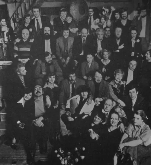 В мастерской Б Мессерера 1979 г Слева направо А Голяховская В - фото 17