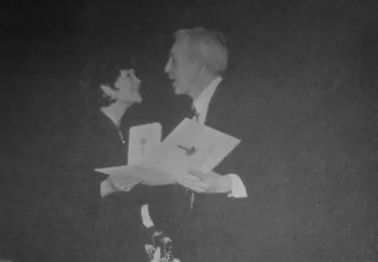А Битов вручает Б Ахмадулиной Пушкинскую премию Москва 26 мая 1994 г - фото 81
