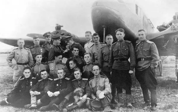Личный состав одного из авиаполков Як6 На 29 декабря 1944 года этот Як6 - фото 158