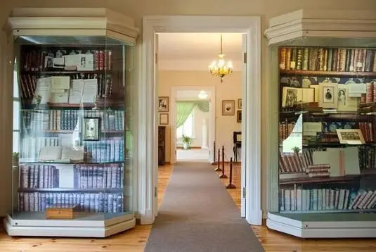 Песчаный берег помнит след Его ноги где шёл Поэт И каждый камень у дороги и - фото 84