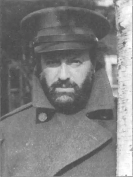 Михаил Гулько в образе белого офицера в изгнании Фотосессия к пластинке Синее - фото 203