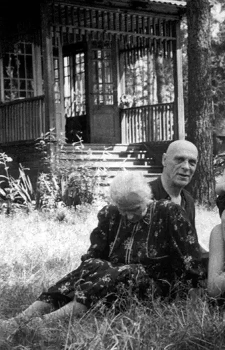 На даче в Малаховке Слева дедушка и бабушка на плечах у Андрея брат Костя - фото 6