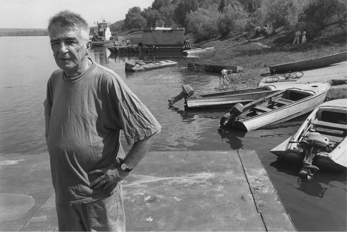 Эдуард Штейнберг у причала на Оке Таруса 2005 Фото С Борисова Эдуард - фото 74