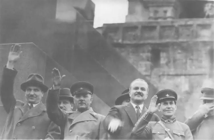 Чубарь Ворошилов Молотов Ежов и Сталин на трибуне Мавзолея 1 мая 1937 г - фото 28