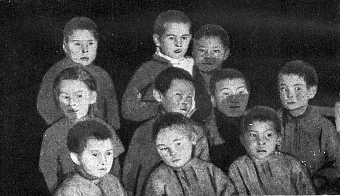Район Гельвыски Дети ненцев в интернате Одного пастуха мы послали учиться на - фото 11