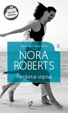 Nora Roberts Netikėtai stipriai обложка книги