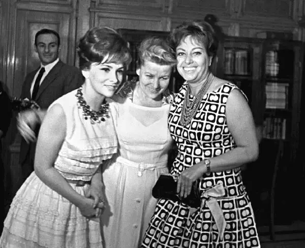 Слева направо Джина Лоллобриджида Екатерина Фурцева и Мариса Мерлини Зайцев - фото 3