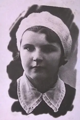 На фото Лида в 7 классе 19341935 год После переезда всей семьи в Керчь - фото 4